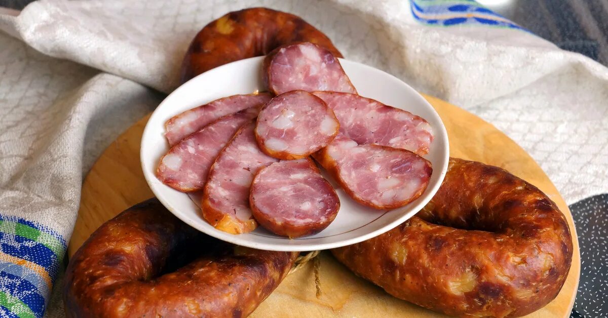 Краковская домашняя колбаса. Краковская колбаса. Колбаса копченая краковская. Домашняя колбаса из свинины. Приготовление колбасы.
