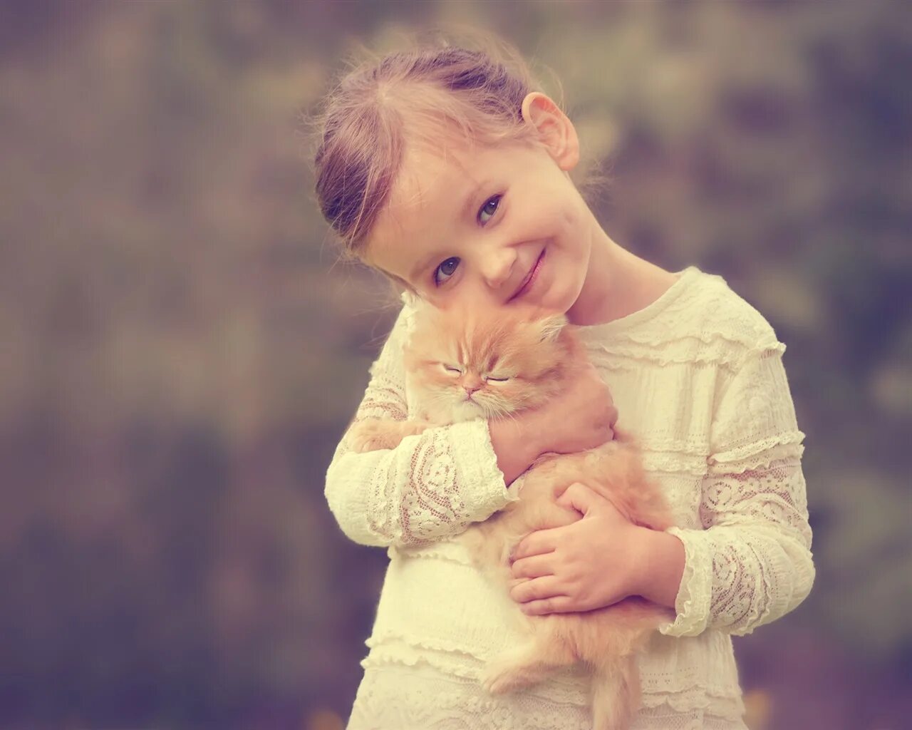 Девочка с котом. Девочка с котятами. Милые люди. Девочка обнимает кота. Я люблю маленьких девочек