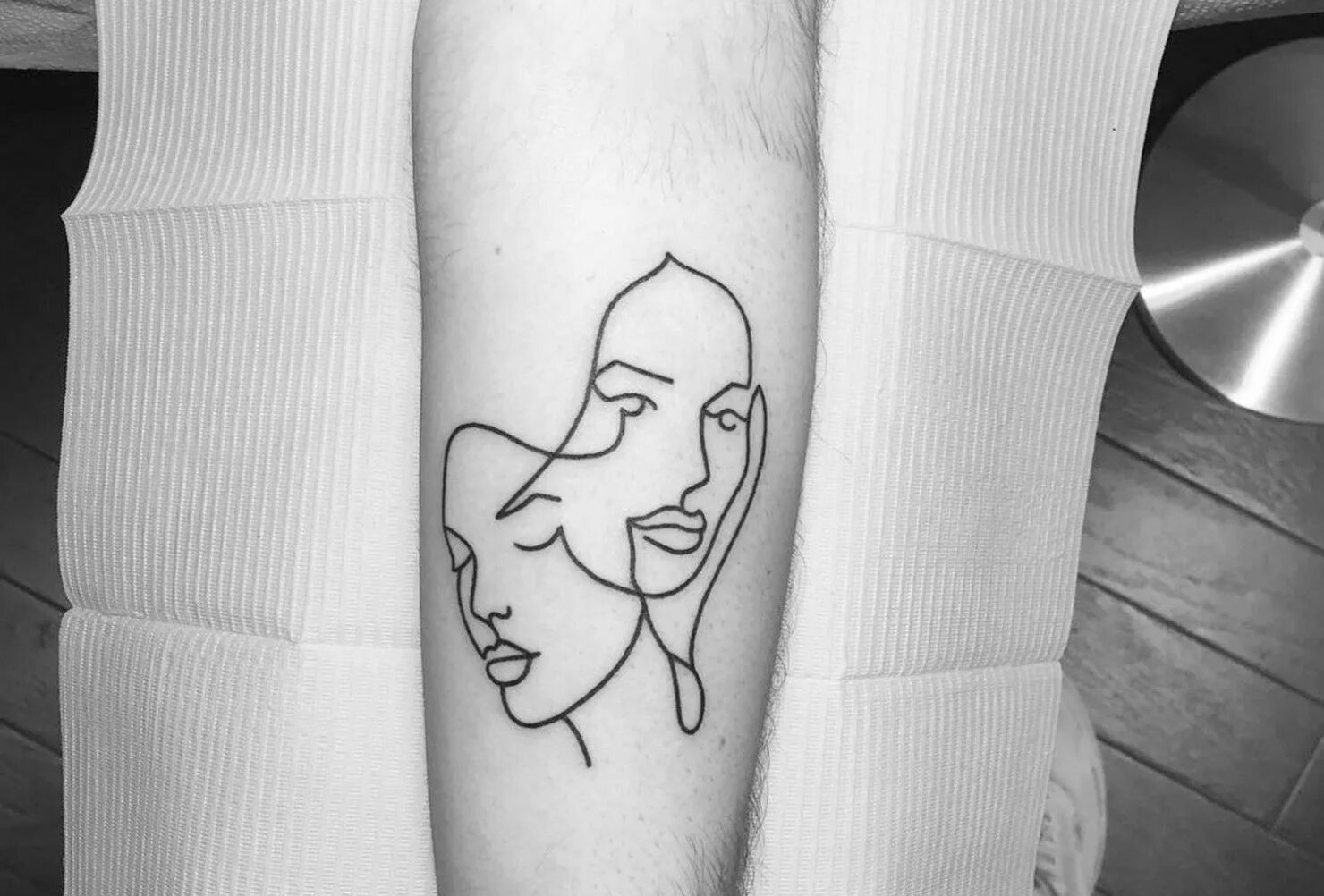 татуировка маски театральные. татуировка лица одной линией. тату лица линиями. тату двух лиц. тату маски.