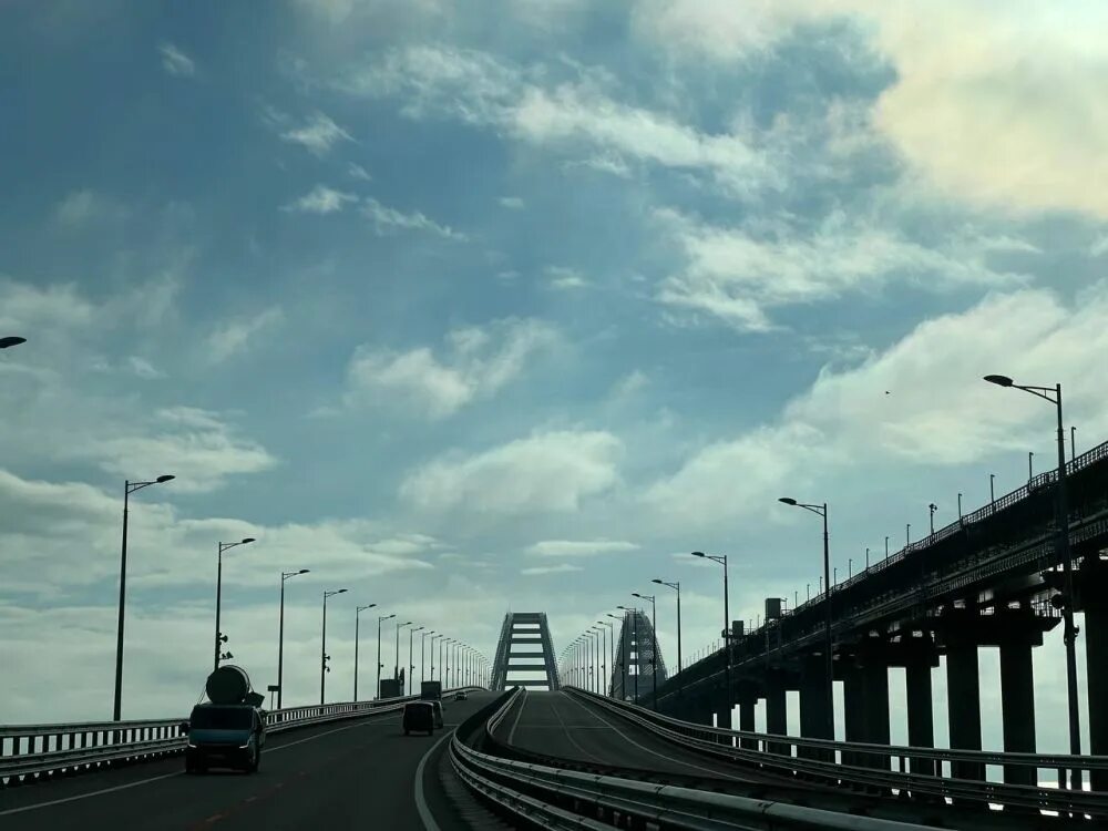 Перекрыто движение по крымскому мосту. Мост с тремя полосами движения. движение автотранспорта по крымскому мосту снова перекрыто. крымский мост 44 года. трафик движения по крымскому мосту видео.