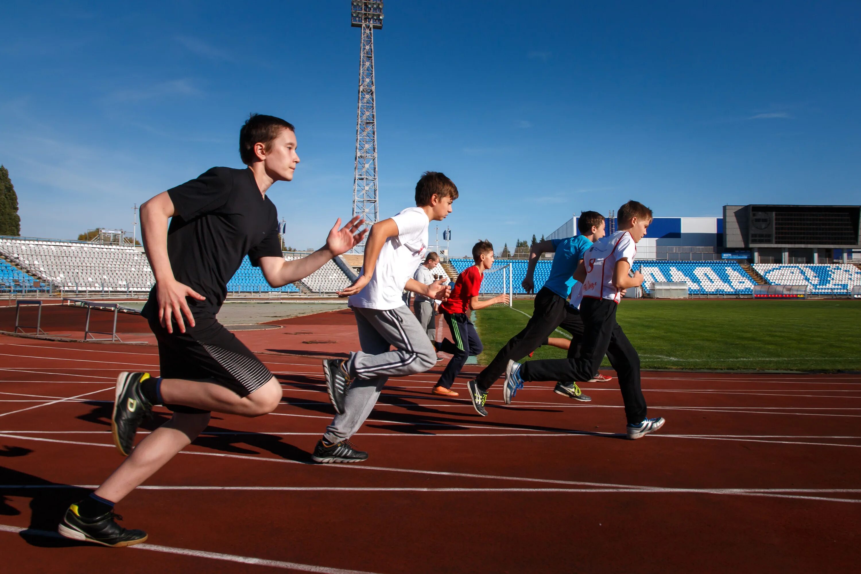 Физическая культура и спорт. Спортивные мероприятия. Молодежь занимается спортом. Современный спорт. Проект массовый спорт