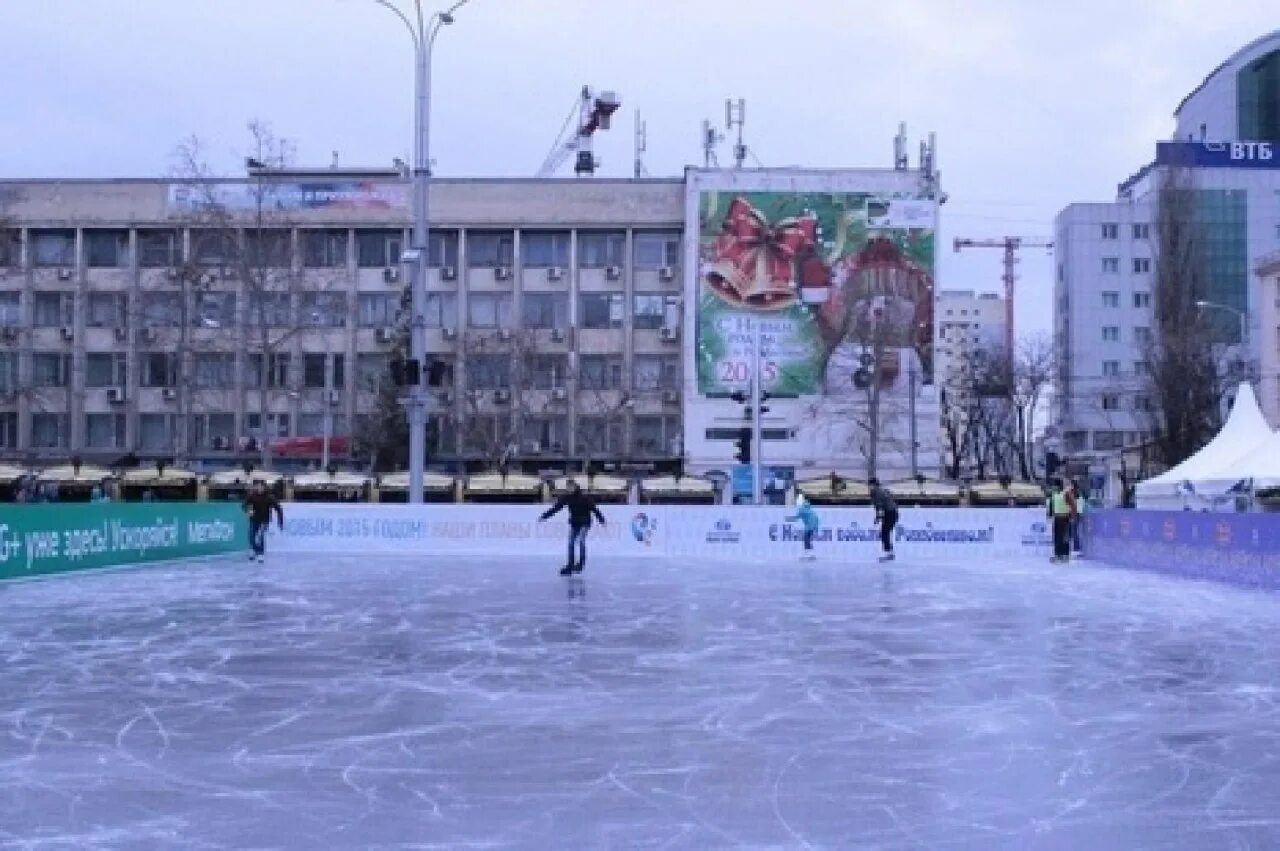 Аляска краснодар. Каток на театральной площади Краснодар. Открытый каток в Краснодаре. Ледовый каток в Краснодаре. Каток Аляска Краснодар.