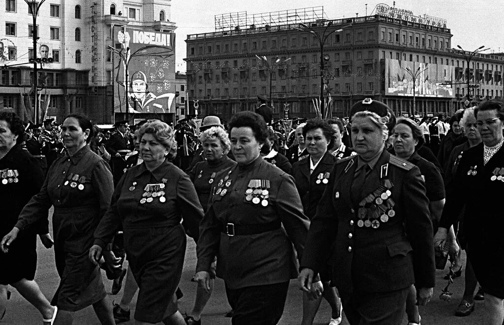 Парад в сорок первом. Парад Победы в СССР 1975. Первый парад Победы 1965. Встреча ветеранов ВОВ 1960. Парад 9 мая 1975.