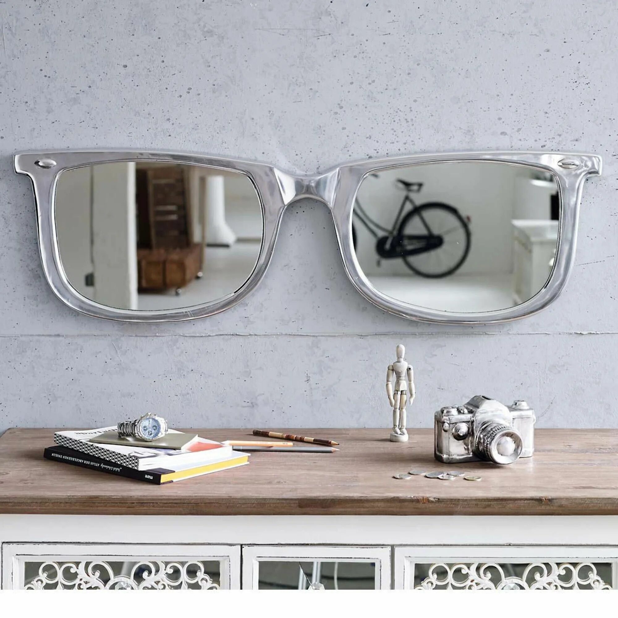 Аксессуары зеркало. Очки в интерьере. Зеркало в форме очков. Солнечные очки в интерьере. Аксессуары для зеркал.