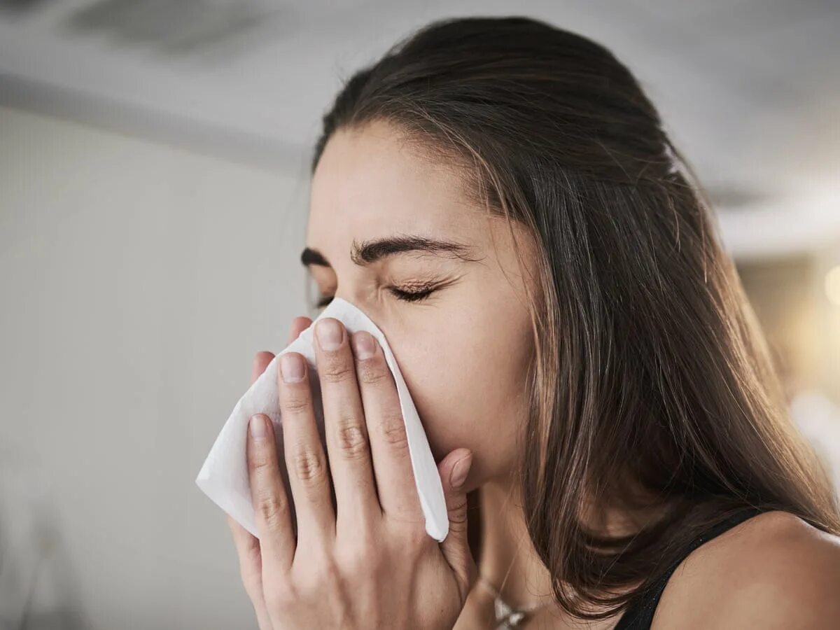 Nose sneeze. Горло не болит женщина фотографии. Nose sneeze. Проснуться с насморком. Nose sneeze.