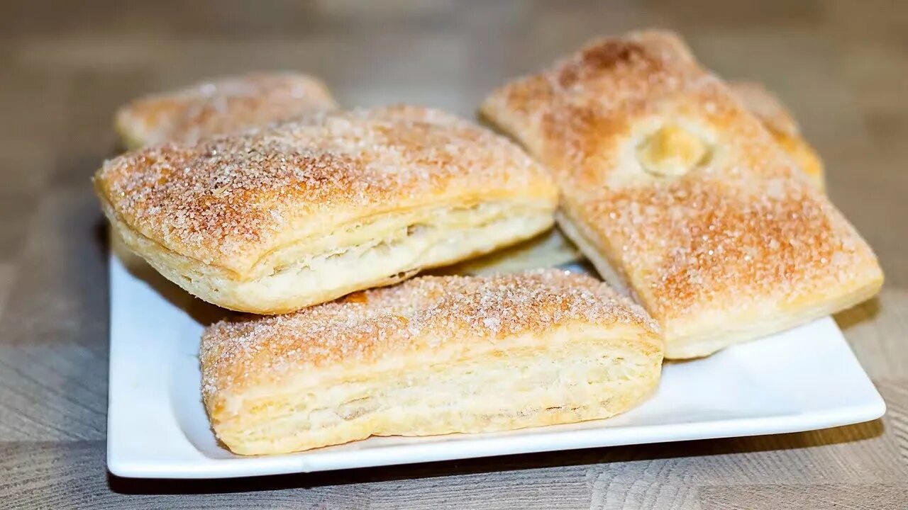 трубочки с заварным кремом. слоеные трубочки с кремом. пирожки из слоеного теста. слоёное тесто с яблоками. изделия из слоенного теста.