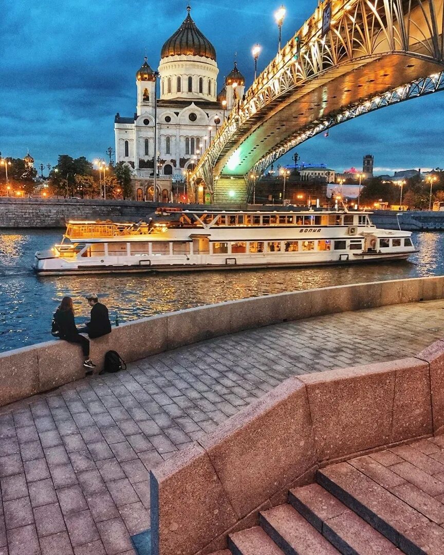 Где красиво. Патриарший мост мосты Москвы. Патриарший мост парк. Александровский сад Патриарший мост. Патриарший мост набережная.