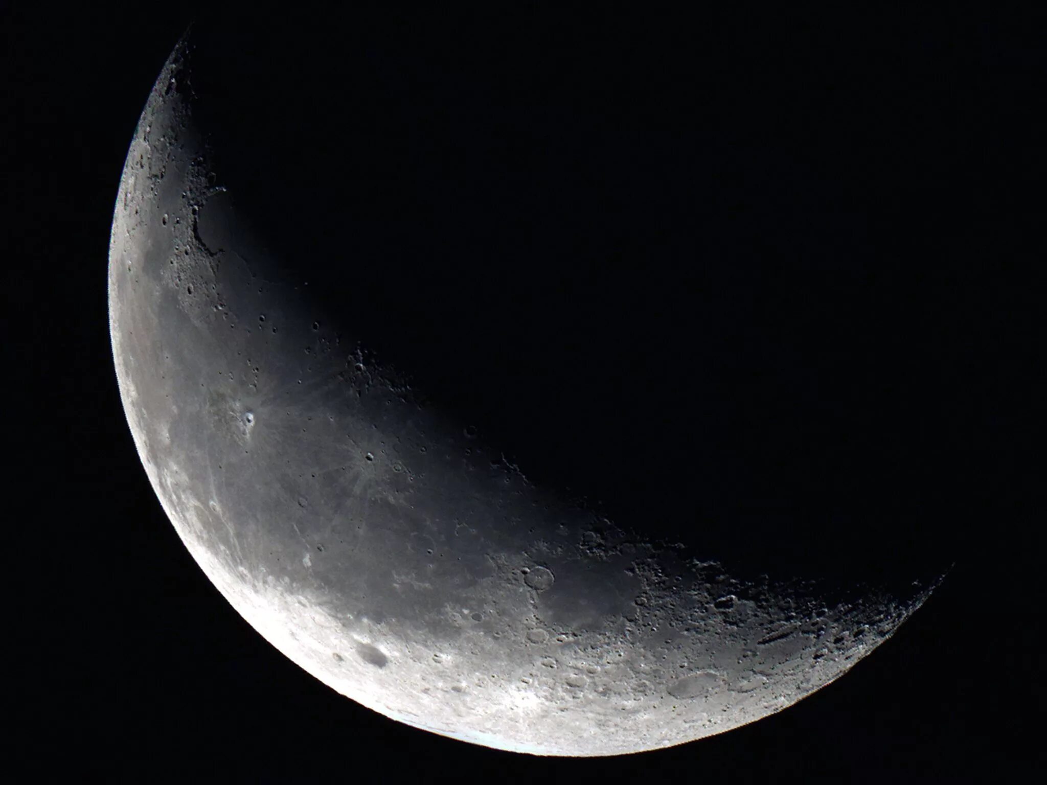 Серповидная Луна. Луна полумесяц. Серп Луны. Луна в телескоп.
