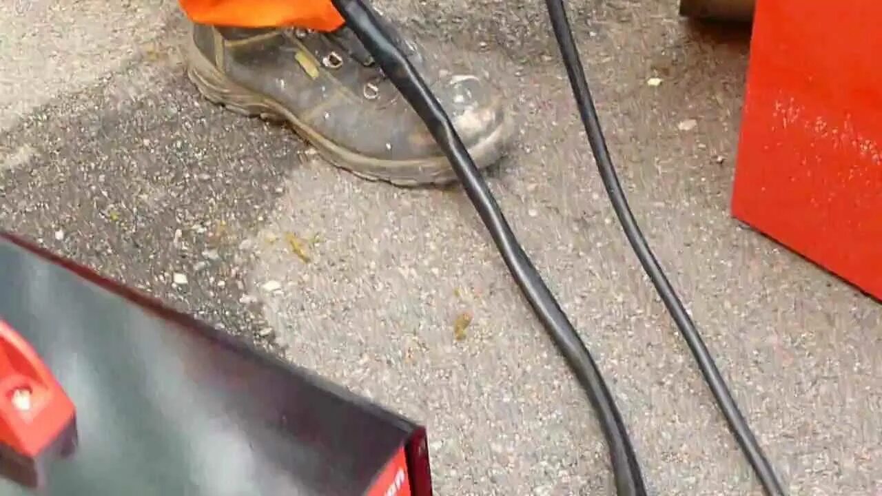 Видео как варить полуавтоматом порошковой проволокой. Сварка полуавтоматом флюсовой проволокой. сварочный полуавтомат порошковой проволокой. сварочный полуавтомат без газа на порошковой проволоке миг 200. сварка флюсовой проволокой без газа.