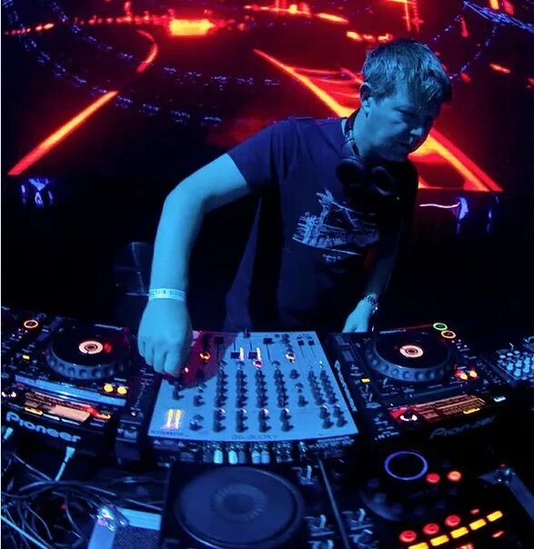 Dj s mix. DJ John Digweed. Космический диджей. Gif диджей.