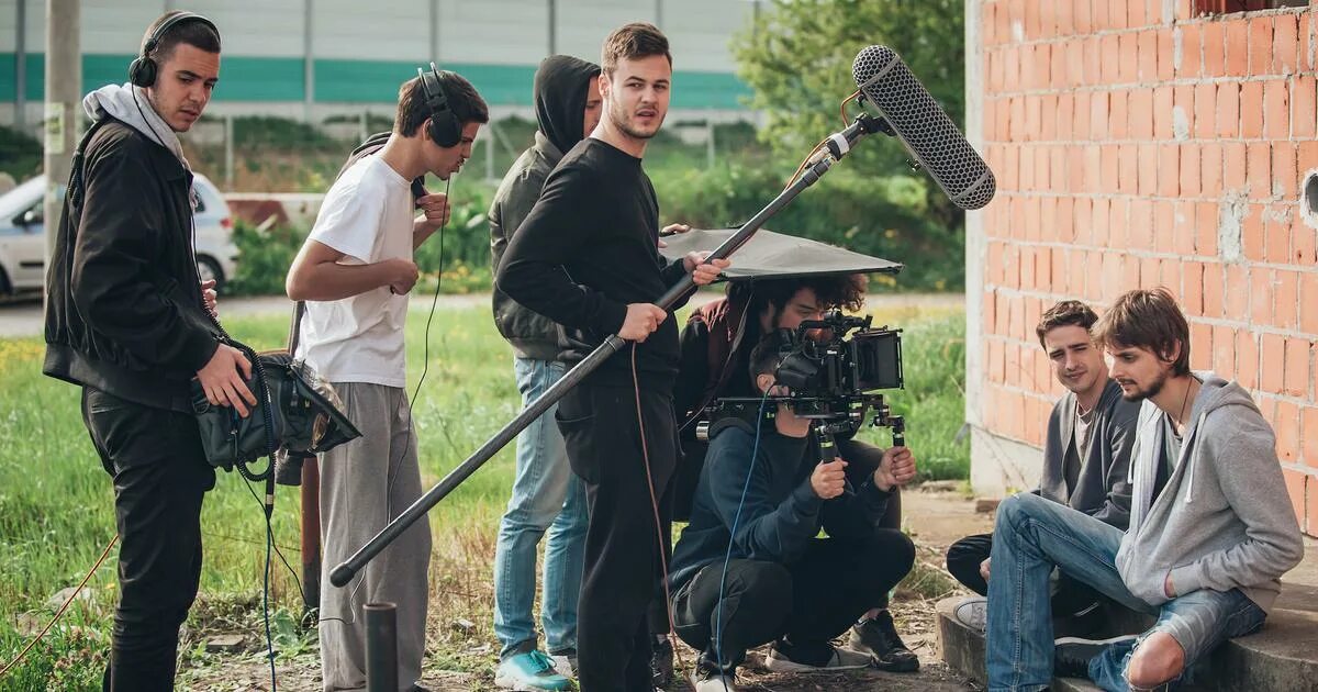 Be on the scene. Behind the scenes группа. съемочная группа. съемочная команда.