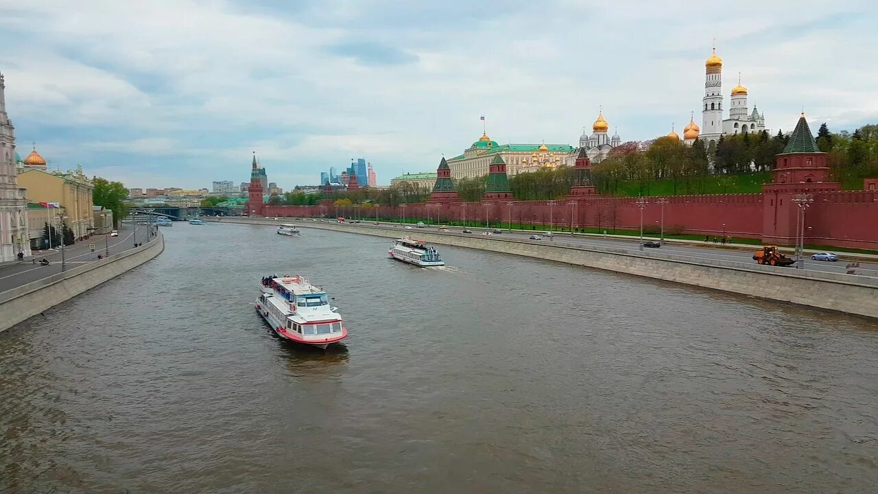 Какие реки протекают у московского кремля. Набережная Москва реки Новоспасский. Москва Кремль Москва река. Крутицкая набережная Ривер. Река Москов в Москве.