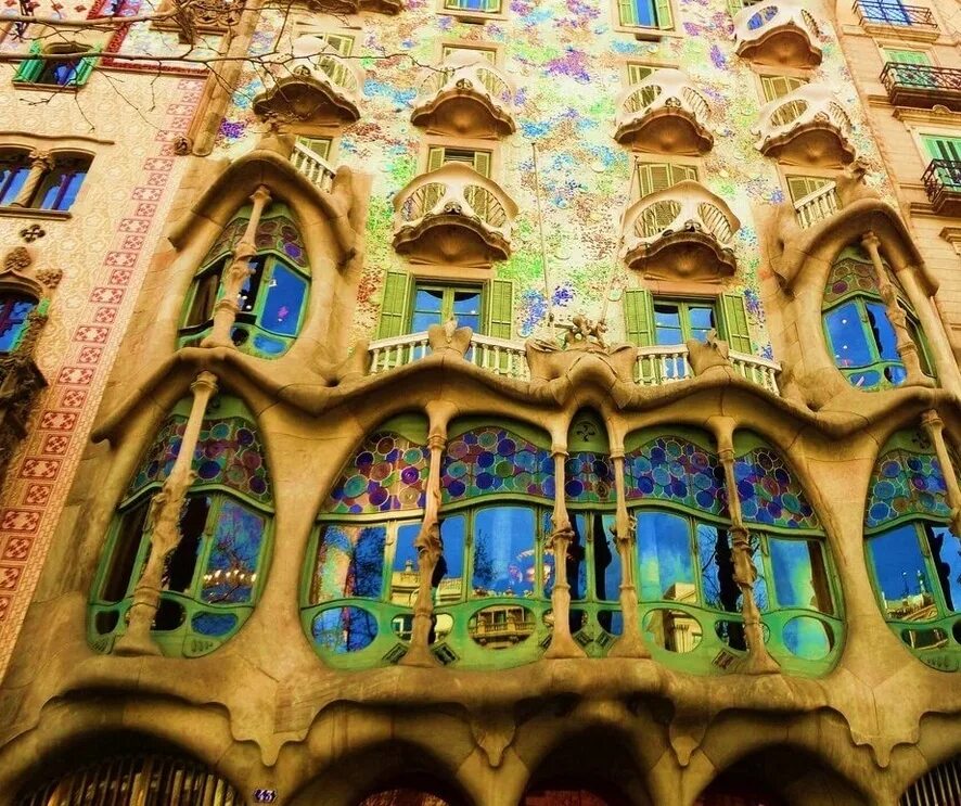 Испания архитектура антонио гауди. Архитектура гауди в барселоне. Каса-батльо антонио гауди. Антонио барселона. Антонио гауди.