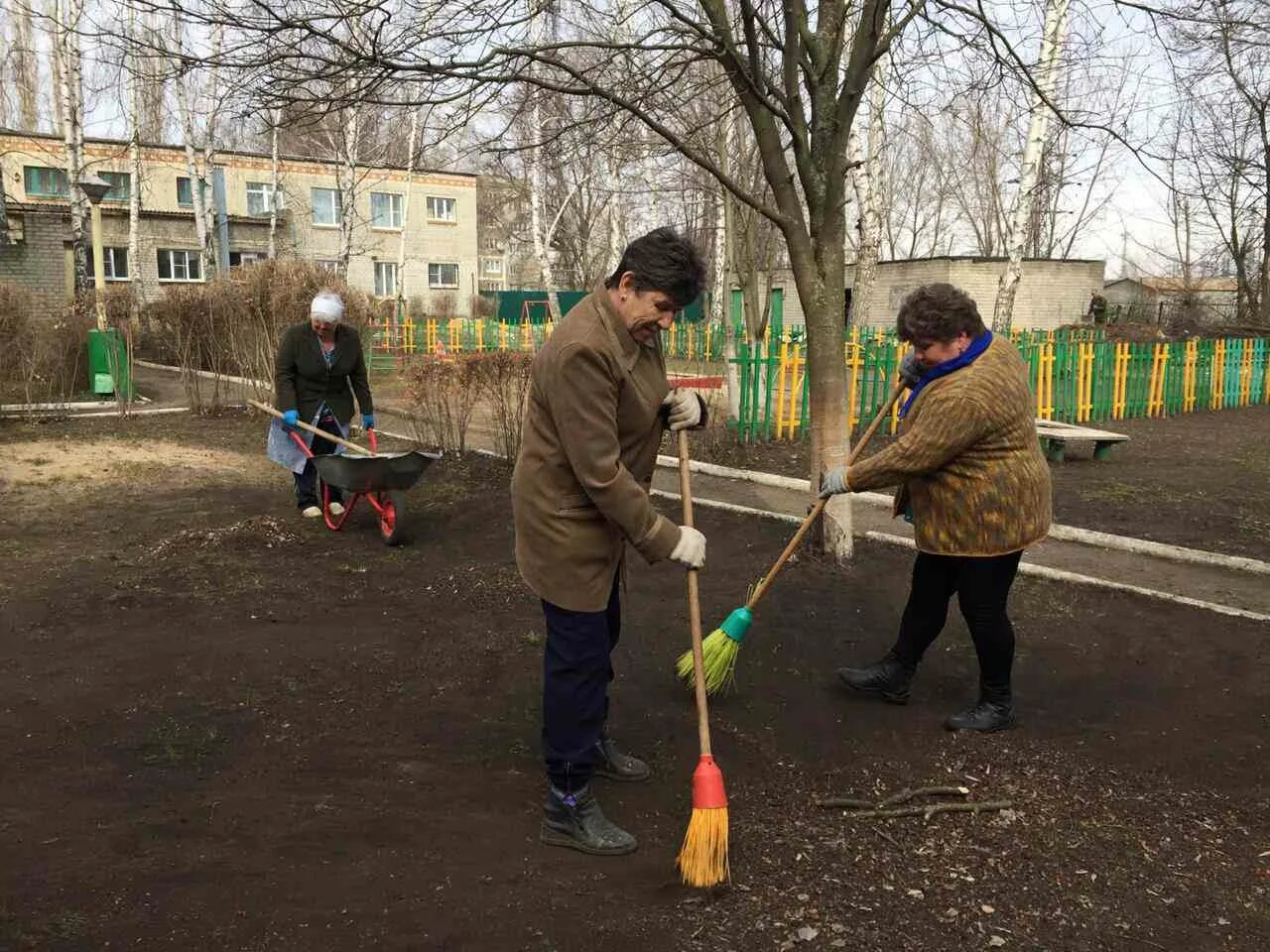 Биография садик. Детский сад Аистенок Мичуринск. Субботник в детском саду. Субботник в ДОУ. Субботник в детском саду к новому году.