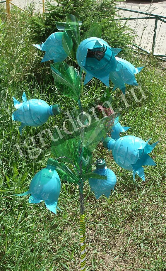 Елочная игрушка из бутылки колокольчик. Как сделать колокольчик из бутылки. Елочная игрушка из бутылки пластиковой поделка. Как сделать колокольчик из бутылки. Изделия из пластиковых бутылок для сада.