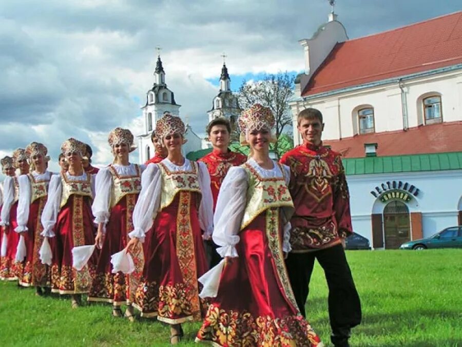 Люди в национальной одежде. Русский народ. Народы России русские. Русская Национальность. Национальная культура России.