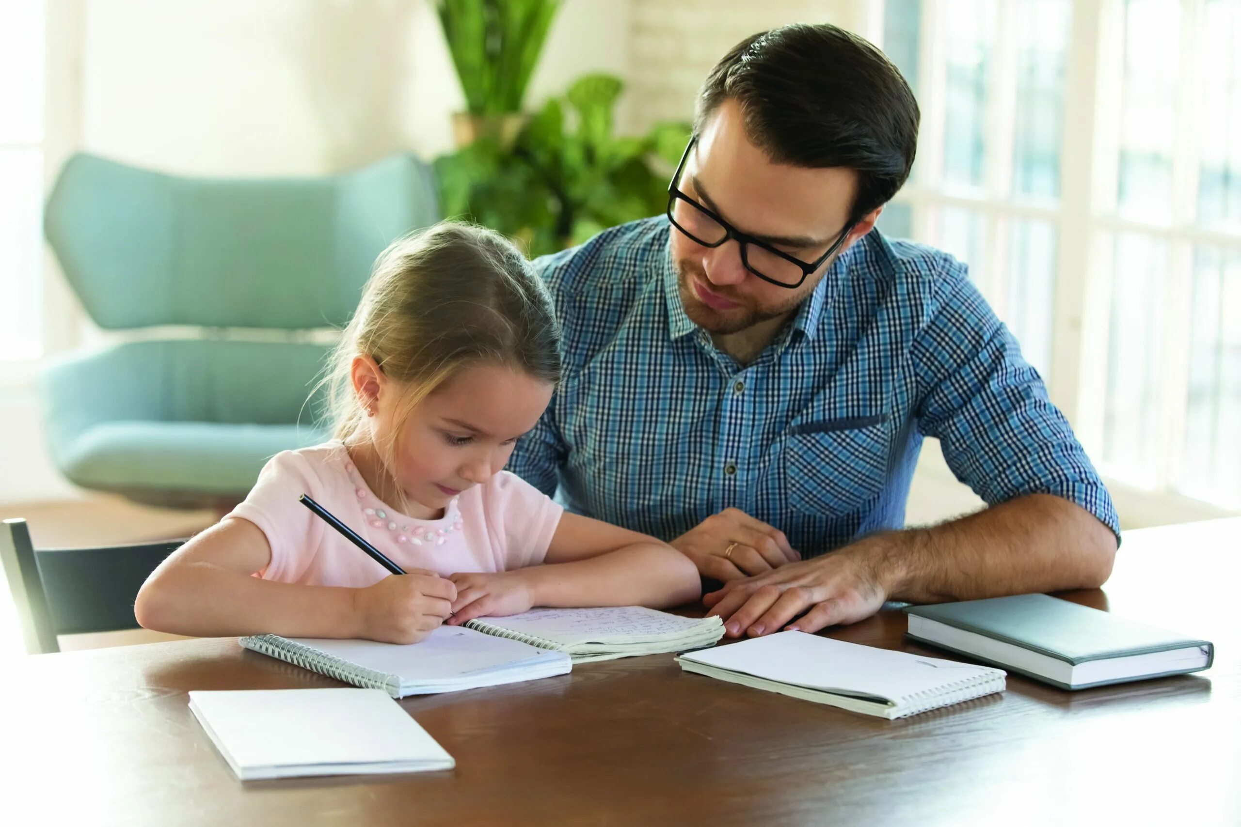 Parents involvement. Картинка сосредоточенного ребенка. Общение с родителями учеба узбеки. Вернулся домашний обучение. Dad teach