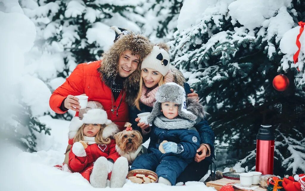 Новый мужчина и дети. Фотосессия в зимнем лесу с ребенком. Новый год семья. Зимняя семейная фотосессия. Зимняя фотосессия в лесу.