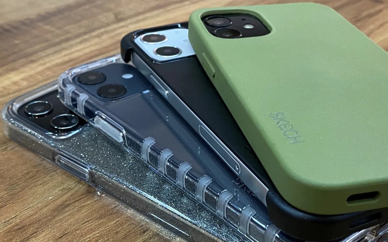 Айфон 15 можно носить без чехла. Iphone 13 и 13 pro max. Хр без защитного стекла айфон. Чехол для iphone 11. Потертости на задней крышке смартфона.