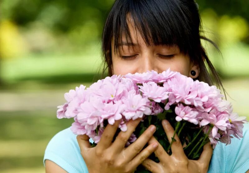 Сильный приятный запах. Человек с букетом цветов. Девушка с цветами. Девушка с цветком. Цветочный запах.