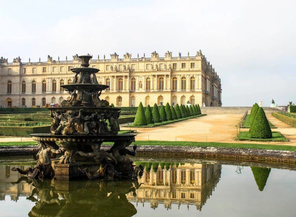 Версаль билеты. Версальский дворец Луи лево. Версальский дворцово-парковый комплекс, Франция. Версальский дворец парковый комплекс. Королевская резиденция Версаль.