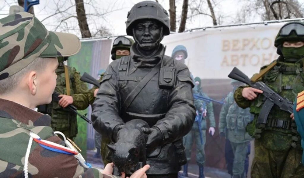 Вежливые люди всегда. Памятник вежливым людям в Белогорске Амурской области. Памятник вежливым людям Симферополь. Солдат с котом в Крыму памятник. Белогорск Амурская область памятнику солдату.