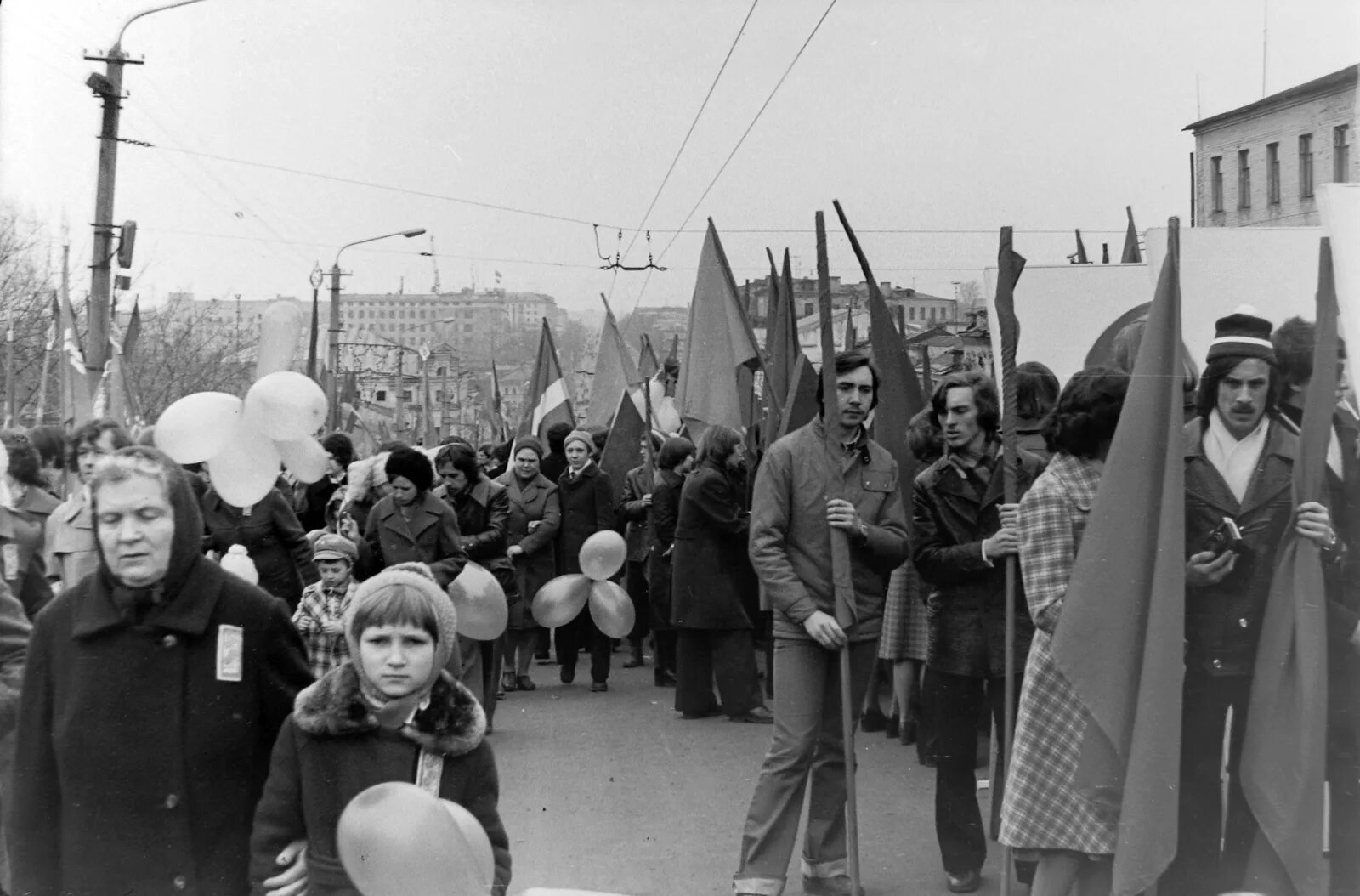 1 мая 80 годы. Старый Ижевск Первомайская демонстрация. СССР Первомайская демонстрация 1970-е. Первомай в СССР проспект Калинина. Первомайская демонстрация Пермь СССР.