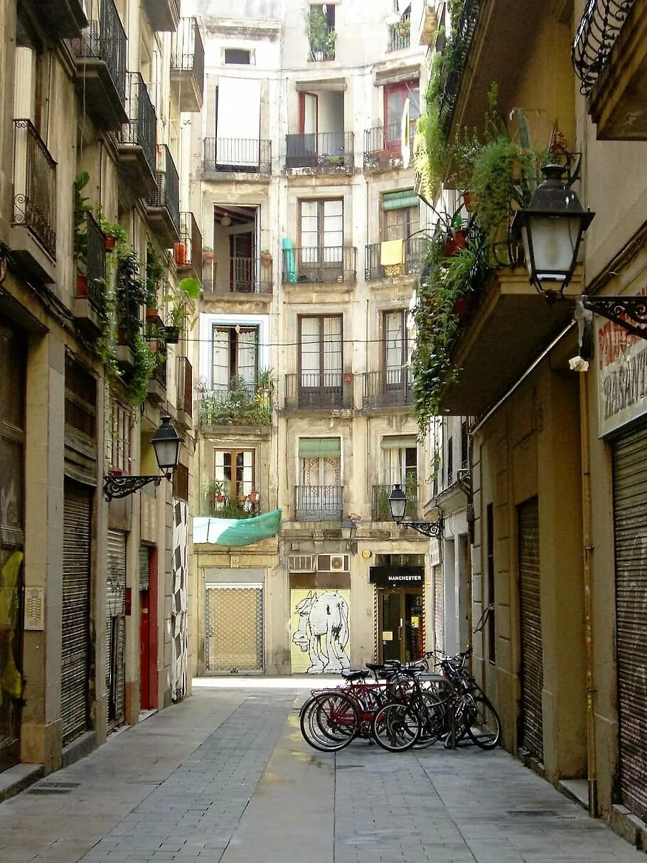 Улица Маргенат Барселона. Барселона (город в Испании) города Испании. Испания Барселона улочки. Дворики Барселоны. Street rise