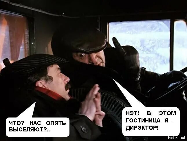 Хозяин и мурзик. Мне хозяин и в ближайший городок. Хозяин и мурзик приколы. Человек у забора. Городок на севере европы.