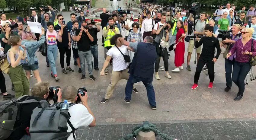 Толпа галдящих зевак 7 букв. Уличные зеваки. музыканты и зеваки.