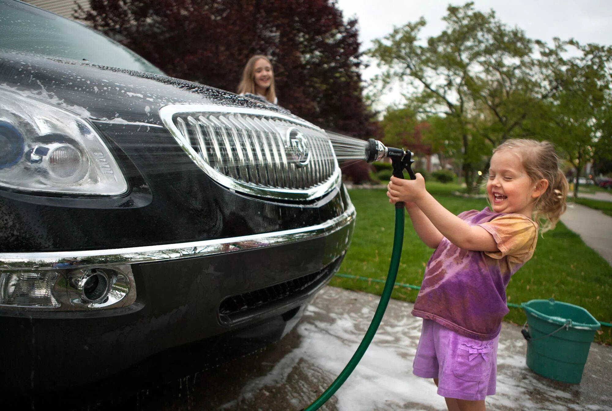 He clean the car. Мойка машины из шланга. Clean car автомойка. Мойка машины летом. Автомойка для дачи для ребенка.