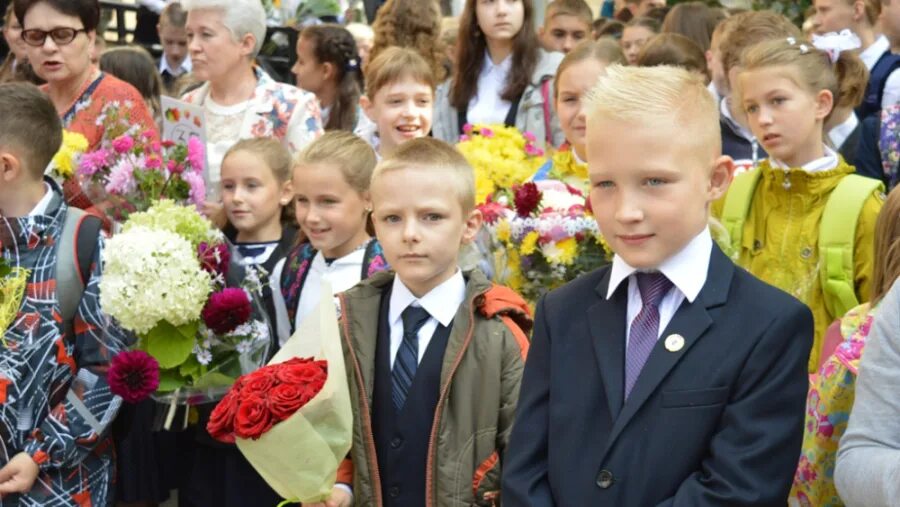 Школа 1 котельники. Девочка с учителем 1 сентября. Ишим школа 5 выпускники фото. Новости про 1 школу. Школа 24 саранск учителя.