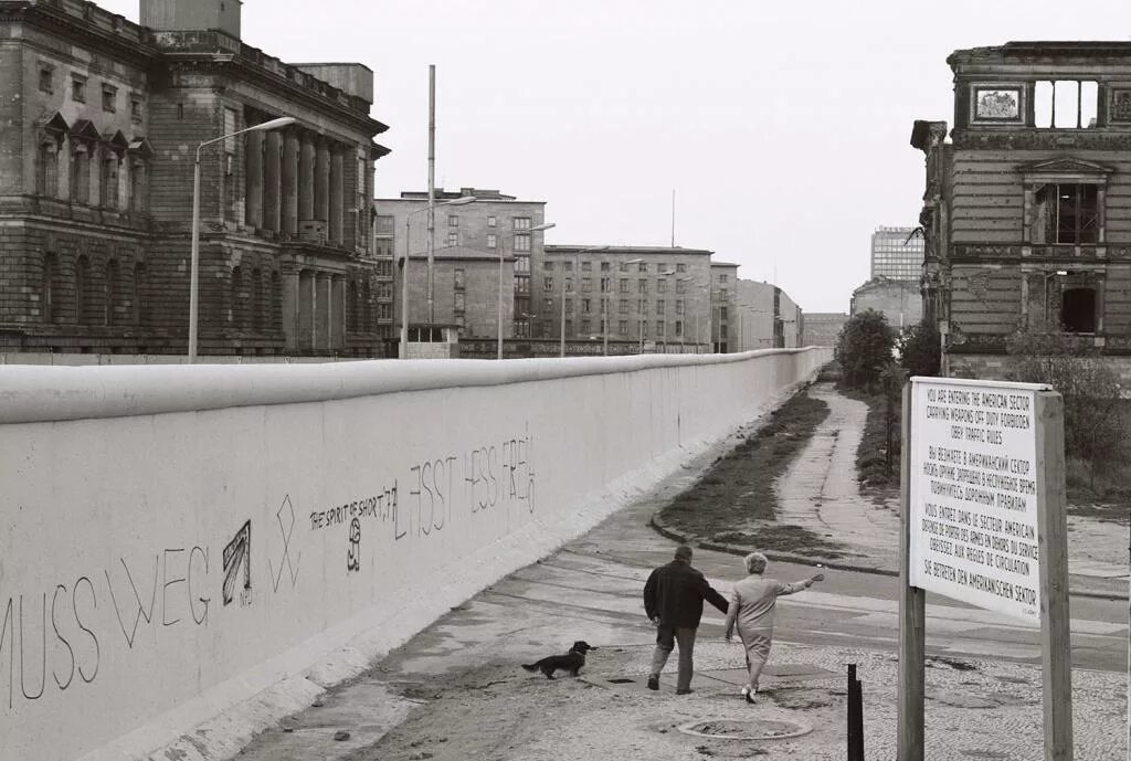 Фрг и гдр берлинская стена. Берлинская стена (Berlin Wall). Берлинская стена 1949. ГДР И ФРГ стена. Берлин ГДР И ФРГ.