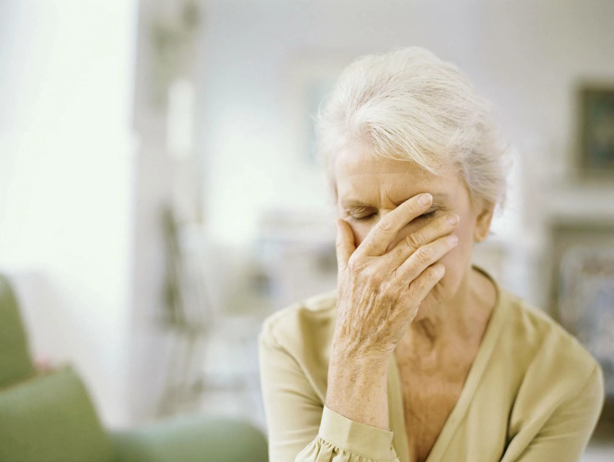 Деменция отказывается от еды. Стресс у пожилых. Старческая астения. Деменция у пожилых. Тревога у пожилых людей.