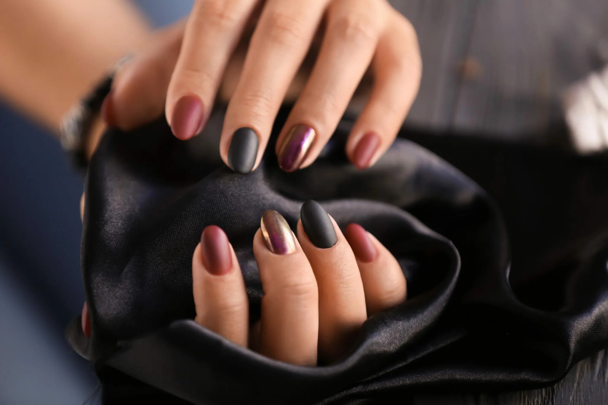 Ногти когти. Ткань красит рука черная. Черная рука. Как покрасить руки в черный. Как покрасить руки в черный.