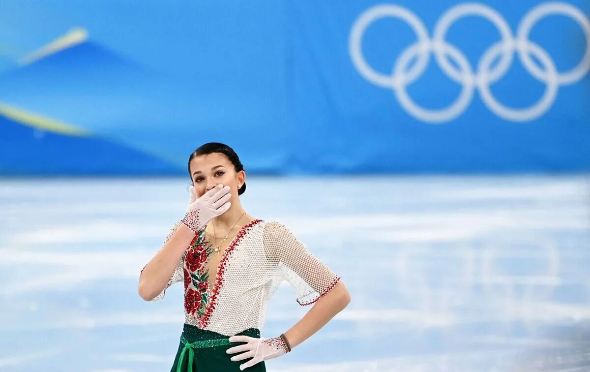 Украинская фигуристка на олимпиаде 2022. Церемония награждения олимпийских игр. Софтбол на олимпийских играх. Камила валиева фигуристка 2022. Фигуристка камила валиева допинг.