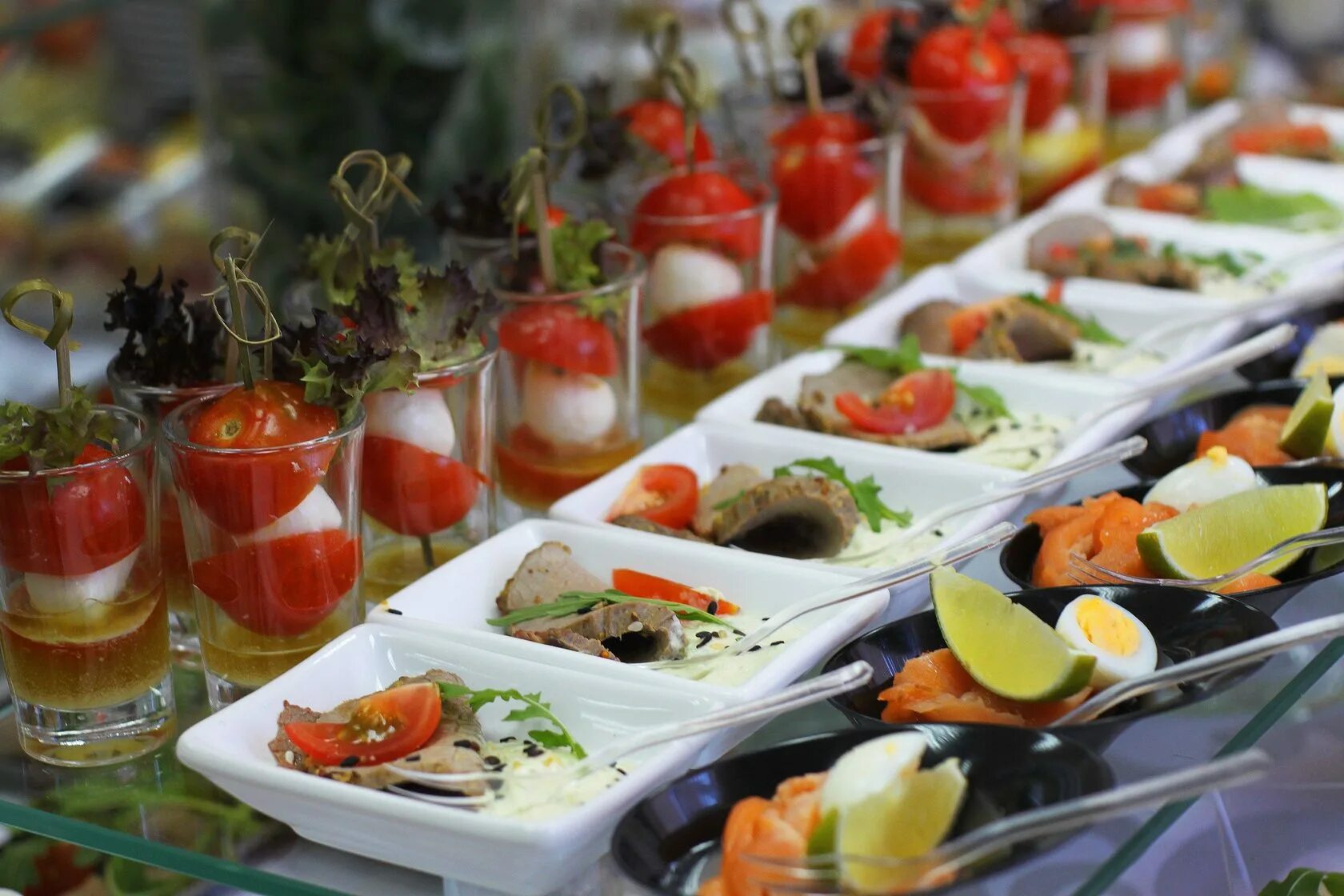 Фуршет на день рождения. Стол фуршет. Свадебный фуршет. Стол фуршет. Закуски для фуршета.