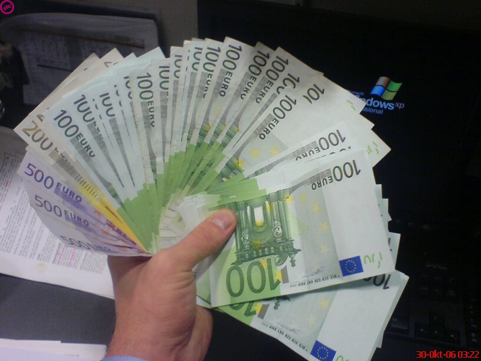 2 млн 20 тыс. Миллион евро в рублях. Деньги евро. Деньги евро 1000. 1000 Евро пачка.