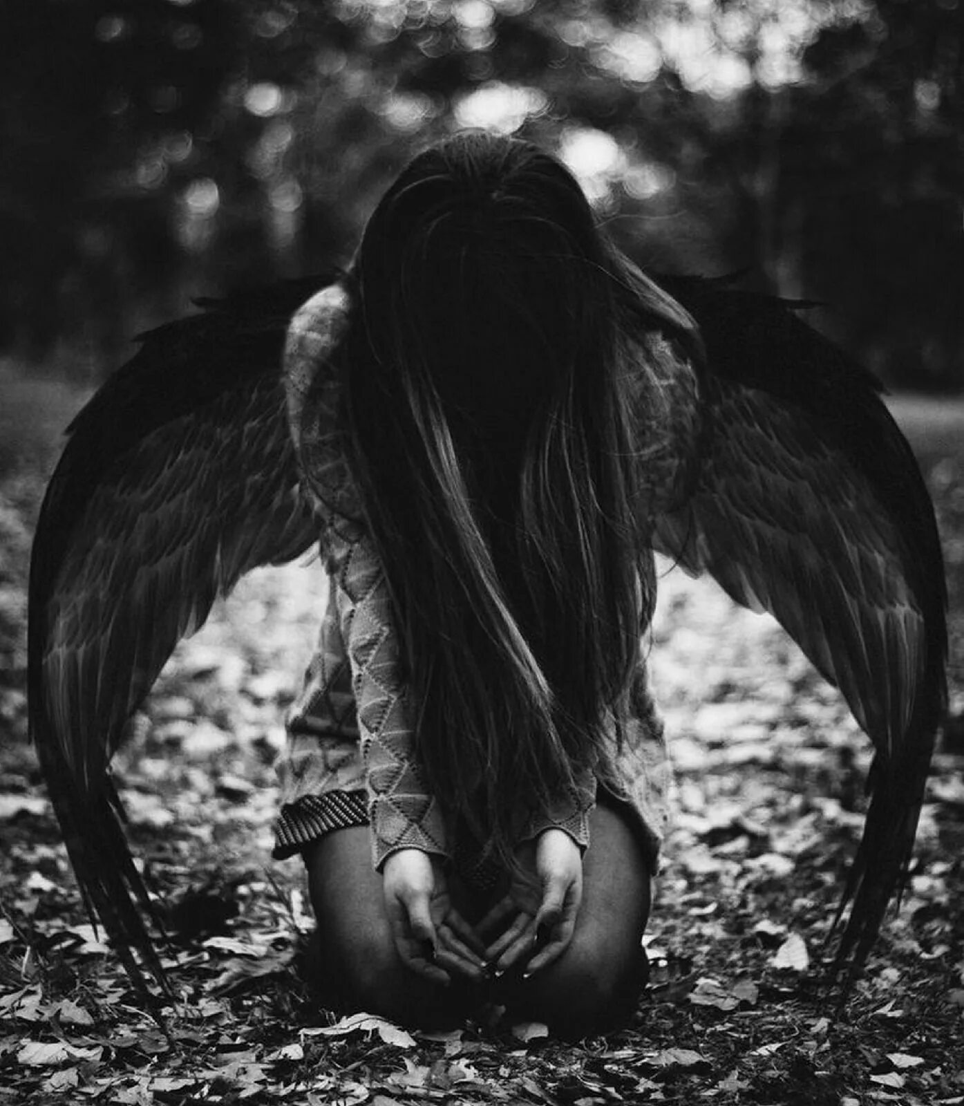 Аватарки грусть. Астарот Падший ангел. Девушка с черными крыльями. Черный ангел. Девушка с крыльями.