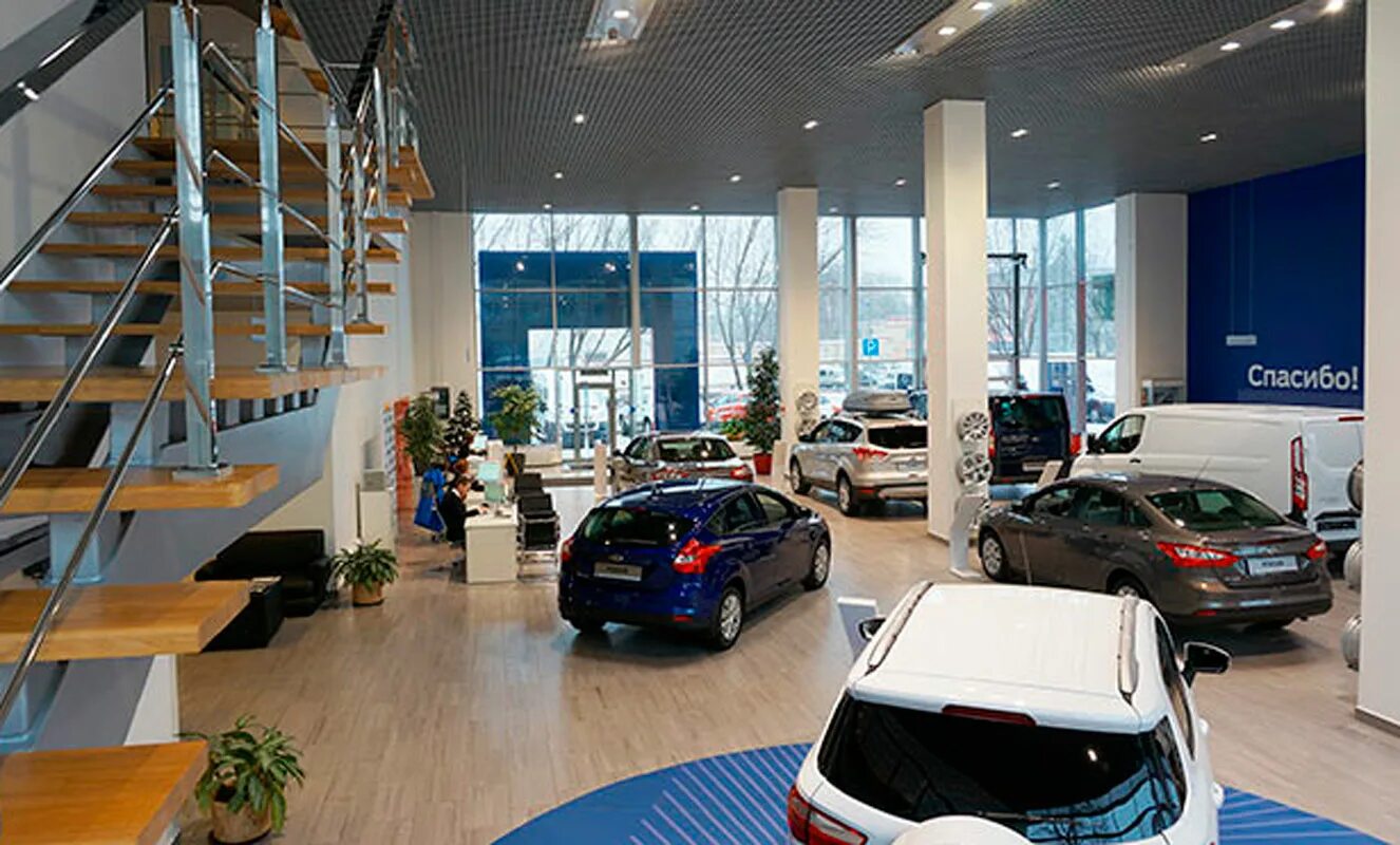 Автосалон на рябиновой. Автосалон на рябиновой. Автогермес рябиновая. Украшение автосалона на новый год. Рябиновая 43.