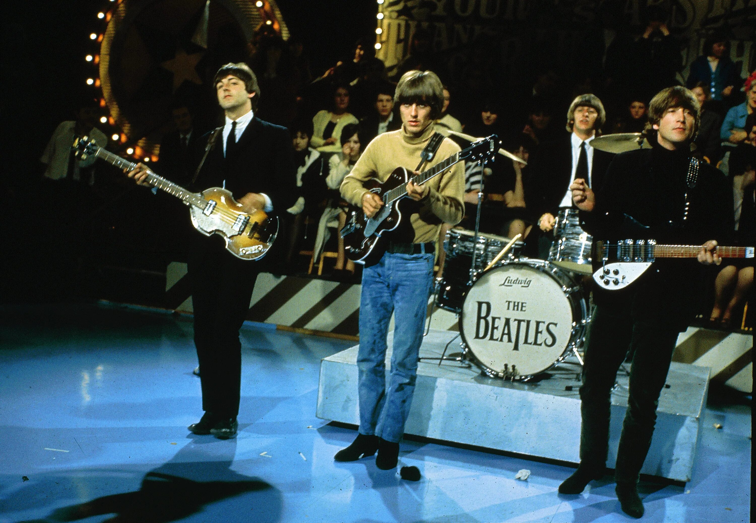 Группа битлз музыка. Группа Битлз на сцене. Джон Леннон 1963. Группа the Beatles 1968. Группа the Beatles 60х.