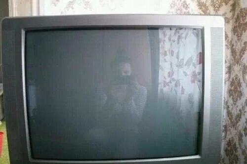 Отражение в телевизоре. Телевизор Vestel v. Объявление о продаже телевизора с отражением. Отражение в телевизоре на авито. Телевизор бу челябинск