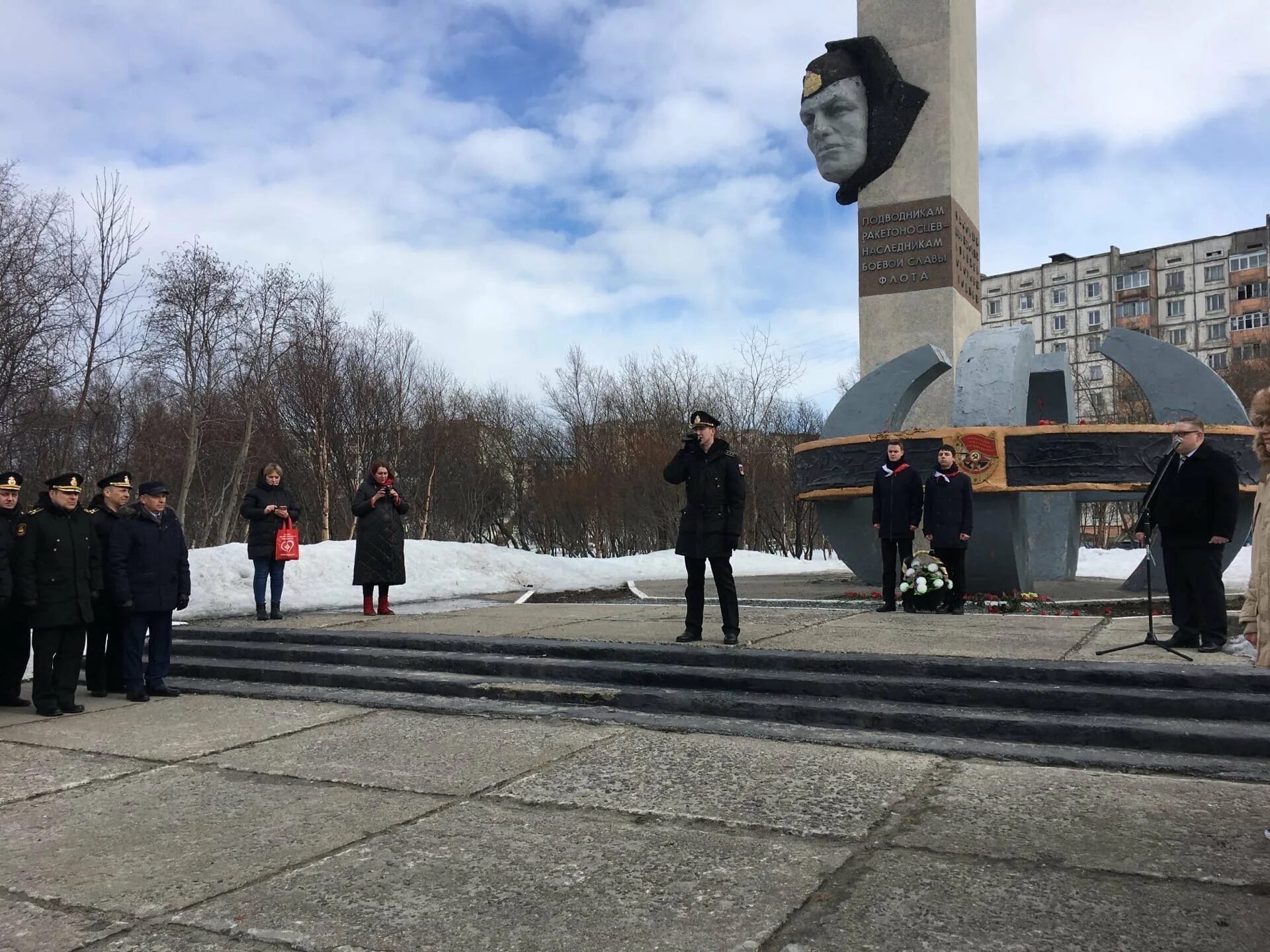 Гаджиево мурманск. Мурманск 130 гаджиево. Гаджиево вертолетка. Посёлок гаджиево мурманская область. Гаджиево памятник.
