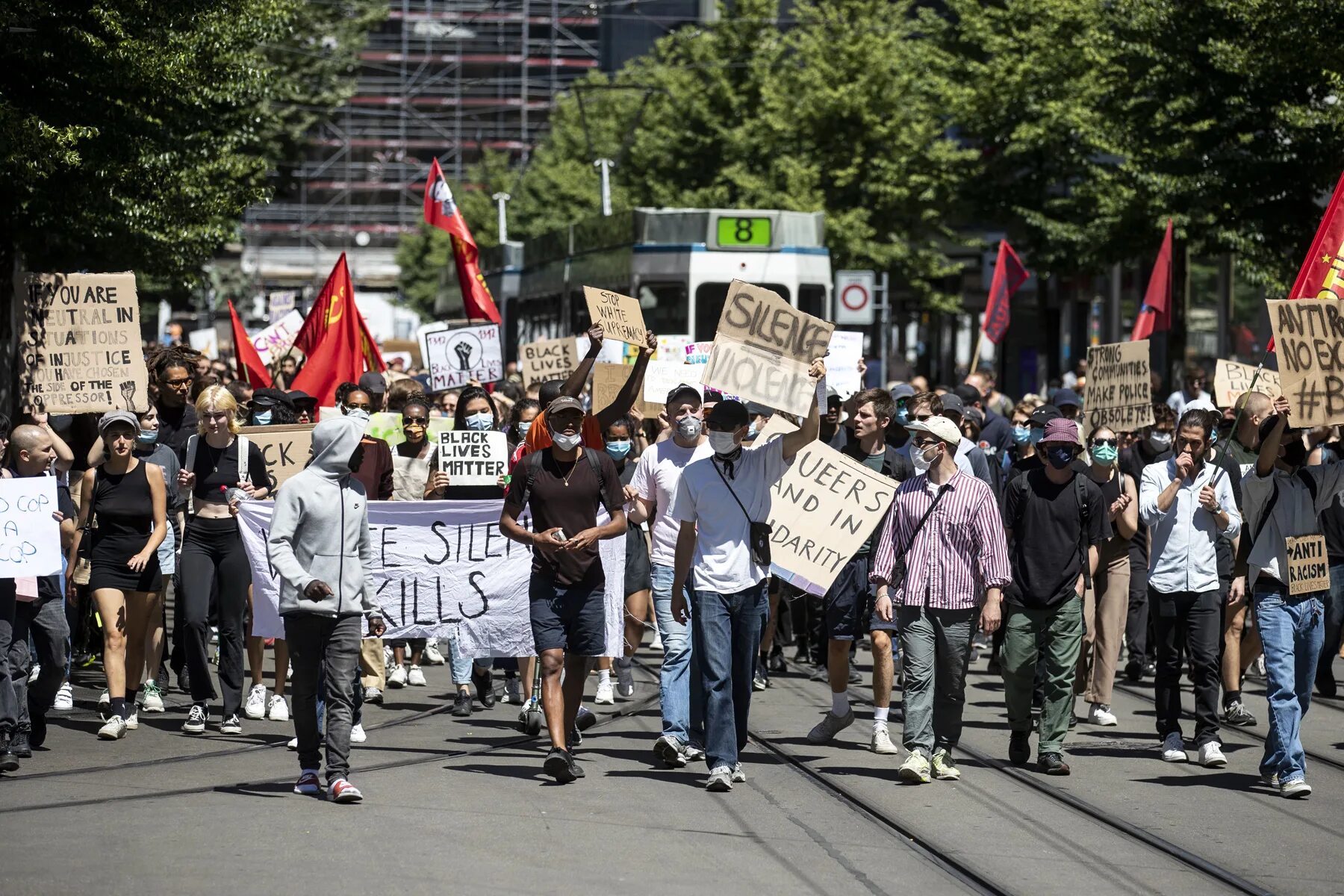 Почему бастует европа. Демонстрации в Европе. Протесты в Европе. Протесты против расизма Европа. Массовые протесты в Европе.