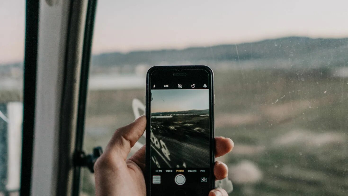 Девушка за окном дождь. Рингтоны на телефон за окном девочка. Рука на окне. Женщина в окне. Отражение девушки в окне.