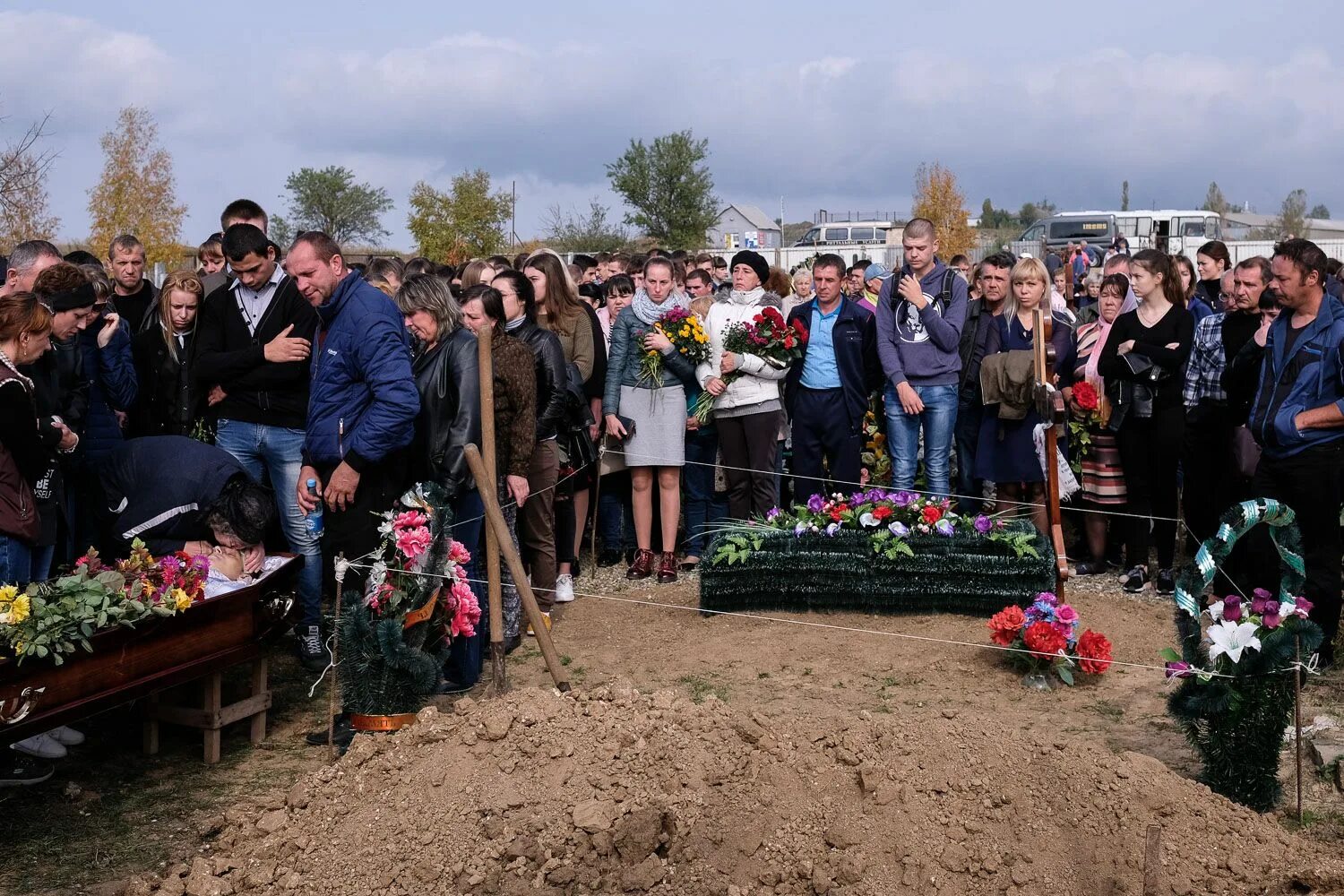 Могилы погибших в Керчи. Кладбище поселка Сенной Темрюкского района. Похороны погибших в Керчи.