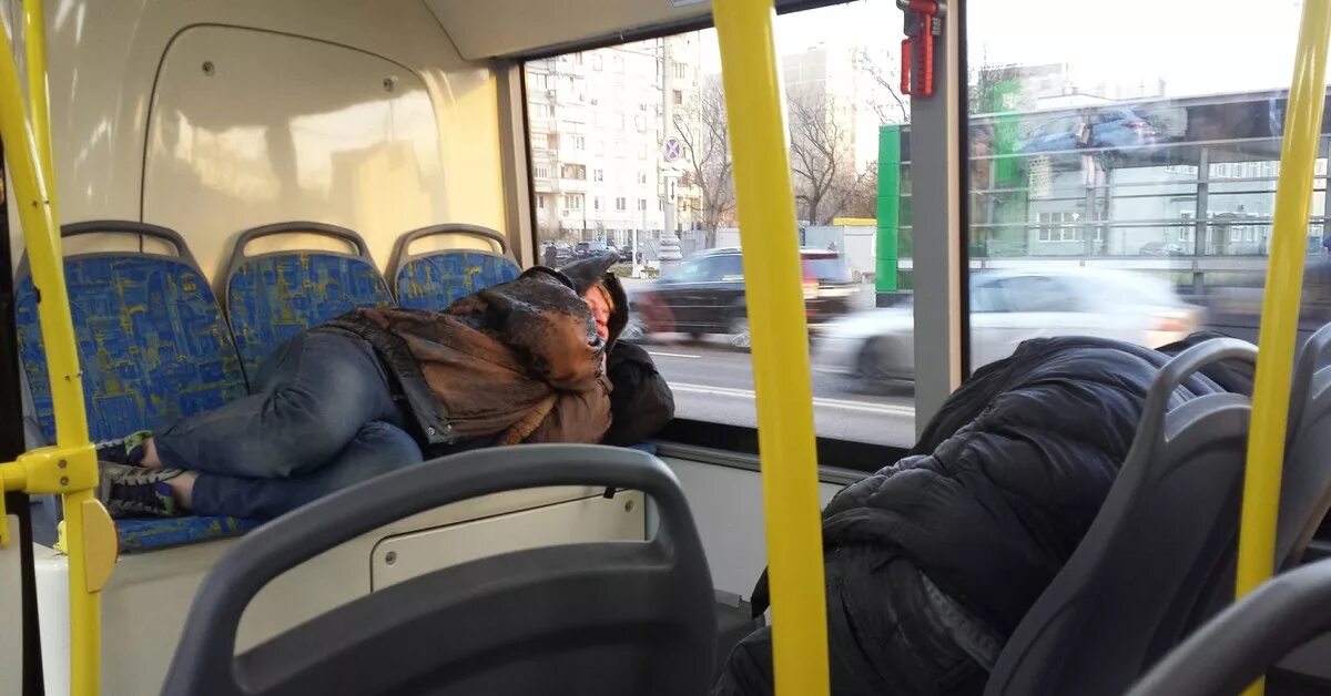 Каждое утро автобус. Сон в общественном транспорте. Уснул в автобусе.