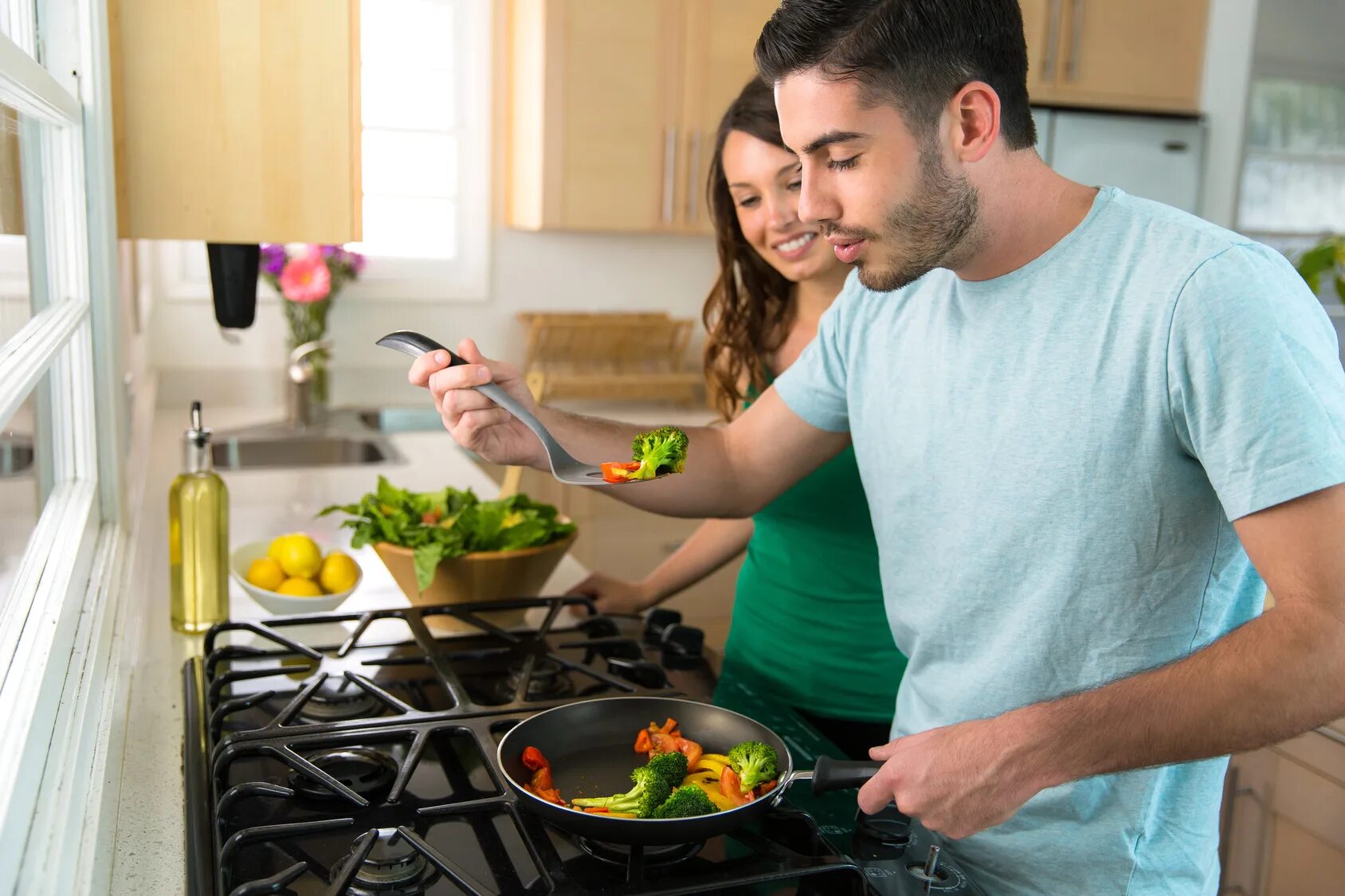 Cook dinner предложение. Готовка на кухне. Процесс готовки. Готовит на кухне. Отличная готовка.