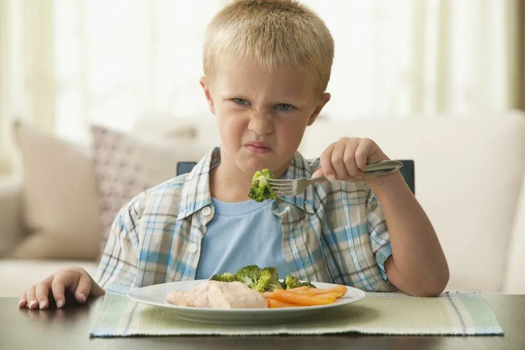 Не люблю и не ем овощи. Дети за столом. Привередливый ребенок. Дети за обеденным столом. Еда для детей.