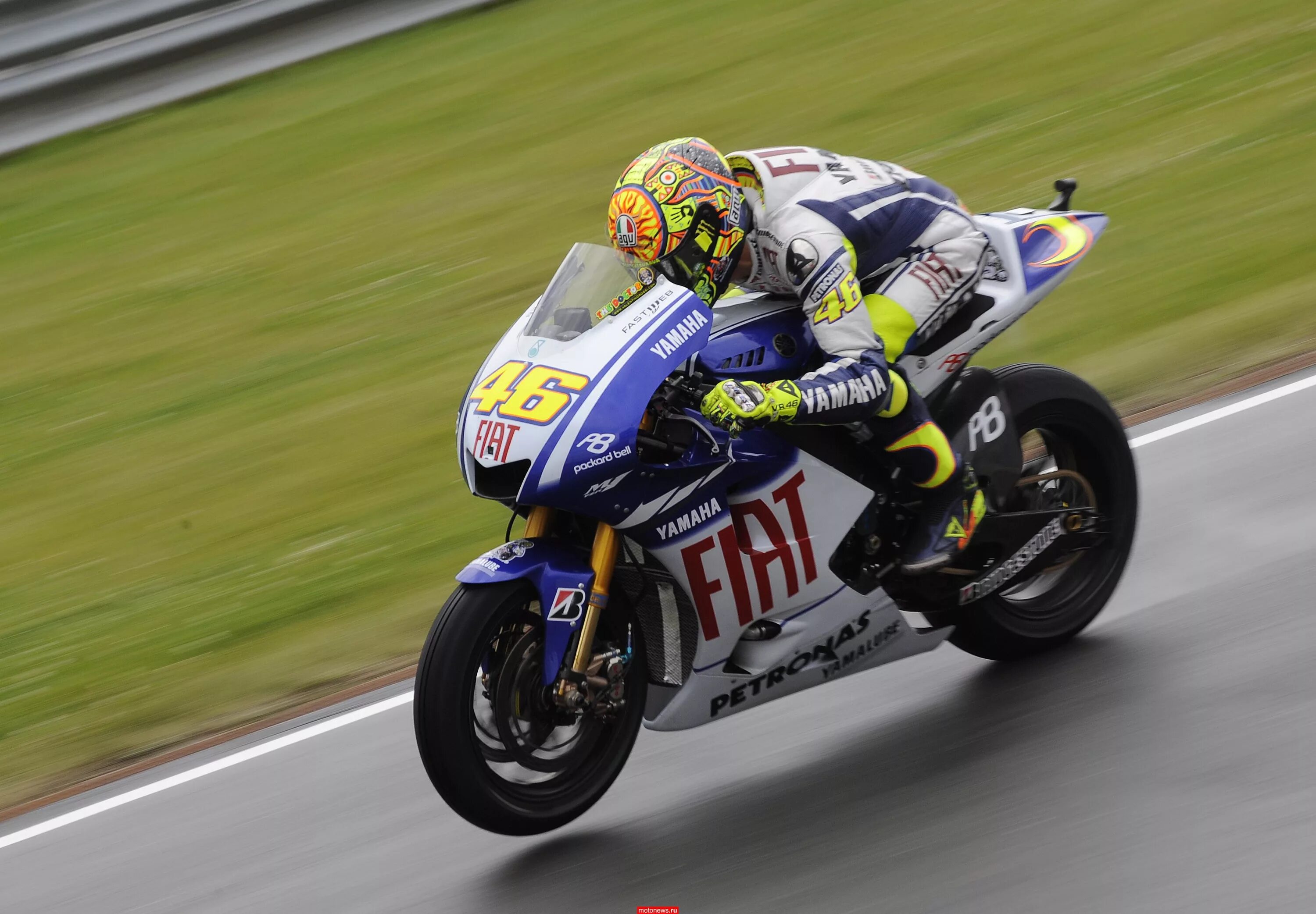 Motogp календарь. Valentino Rossi on Scooter. Marlboro Yamaha Team. Lorenzo Pavesi.